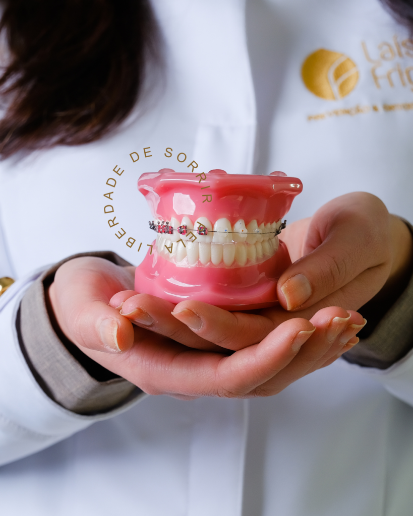 ✨Pela liberdade de sorrir✨ O meu trabalho acontece dentro de uma perspectiva de liberdade para cada pessoa que busca aquilo que a fará se sentir feliz. A saúde é o primeiro passo para que meus pacientes conquistem essa liberdade. Logo depois vem a satisfação de se olhar e gostar do que vê. Um sorriso bonito é reflexo de quem se sente bem no seu próprio corpo. E por aqui tenho presenciado muitos pacientes felizes! Laís Frigo.✨ #laisfrigo #sejalivreparasorrir #sorrireserlivre